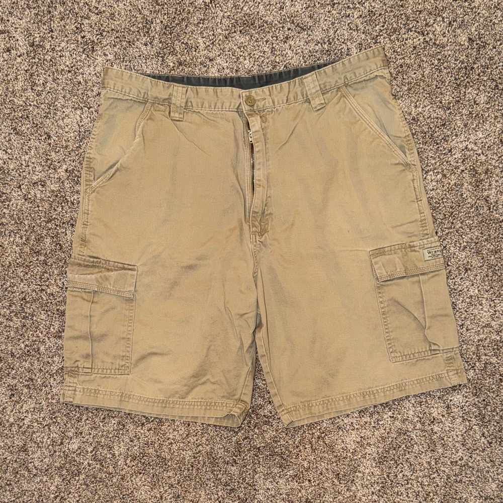 Men’s Wrangler Classic Cargo Shorts in Tan